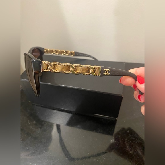 Chanel Sunglasses with gold detail - Picture 2 of 8